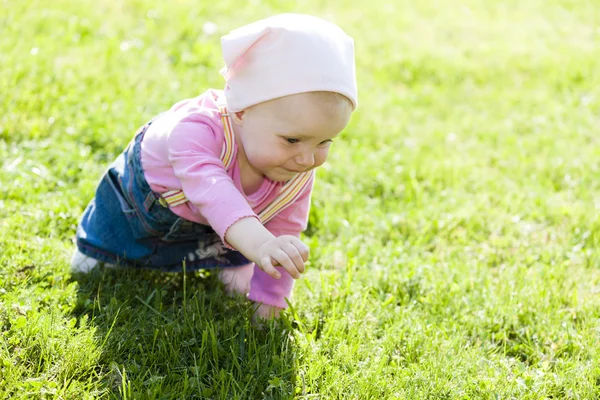 幼児の女の子が芝生の上でクロール — ストック写真