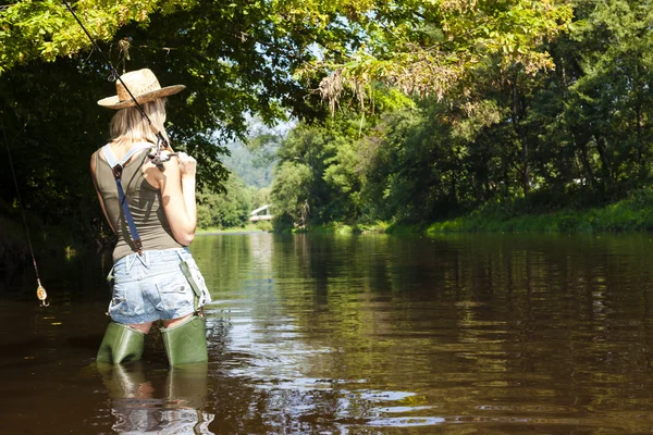 Mulher pesca no rio Jizera, República Checa — Fotografia de Stock