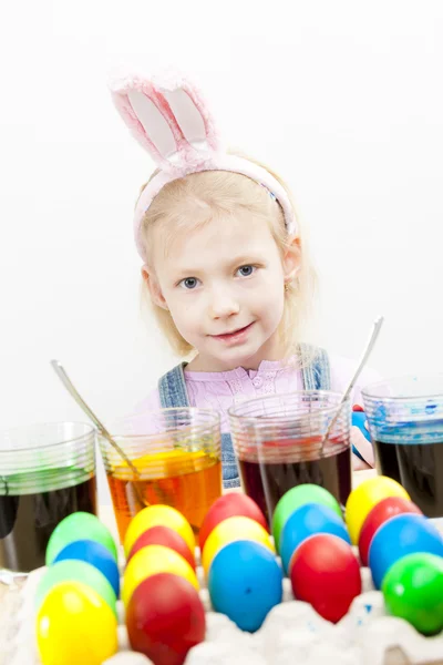 Holčička během velikonoční vejce zbarvení — Stock fotografie