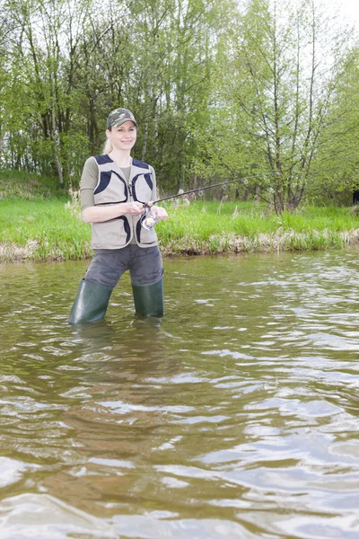 Mujer pescando en estanque en primavera — Foto de Stock