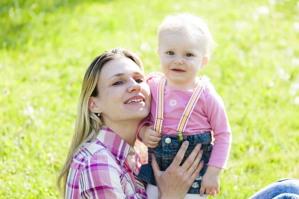 Portret van moeder met kleine dochter — Stockfoto
