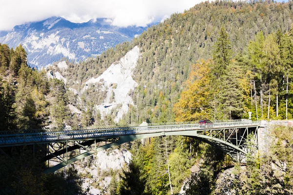 Paesaggio alpino con ponte vicino Versam, Canton Graubunden, Swi — Foto Stock