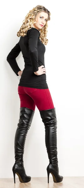 Stående kvinna som bär svarta stövlar — Stockfoto