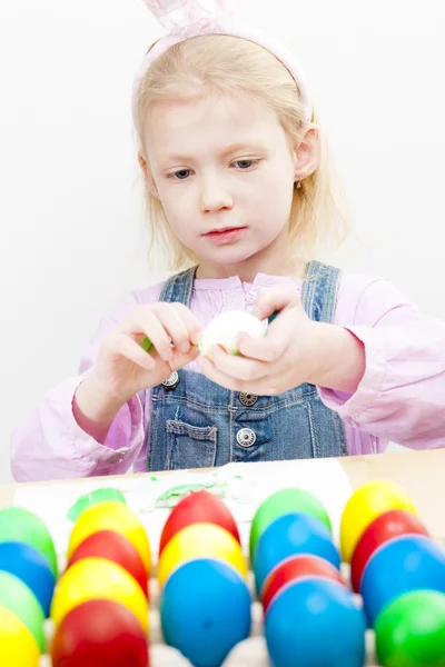 부활절 달걀으로 작은 소녀의 초상화 — 스톡 사진