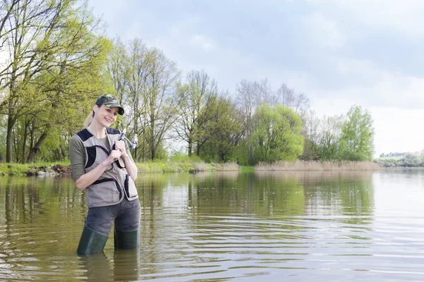 Femme pêche dans l'étang au printemps — Photo