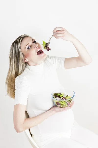 Retrato de mulher grávida comendo salada de legumes — Fotografia de Stock