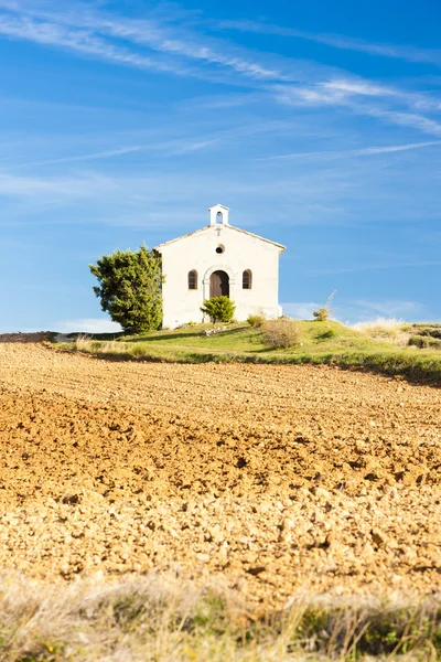 Kappeli laventelipellolla, Plateau de Valensole, Provence — kuvapankkivalokuva