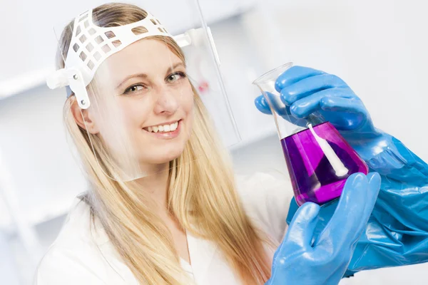 Jonge vrouw in laboratorium — Stockfoto