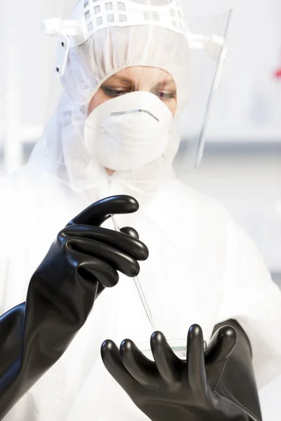 Mujer joven en laboratorio — Foto de Stock