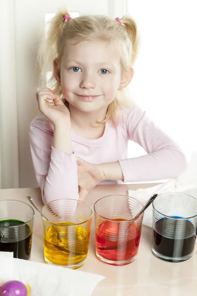 Girl coloring Easter eggs — Stock Photo, Image