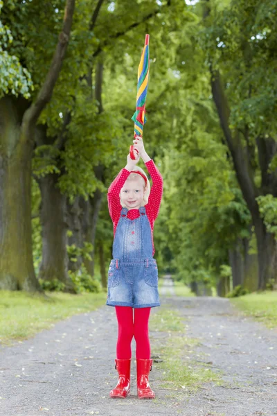 Flicka med paraply — Stockfoto