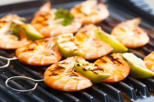 Prawn skewers — Stock Photo, Image