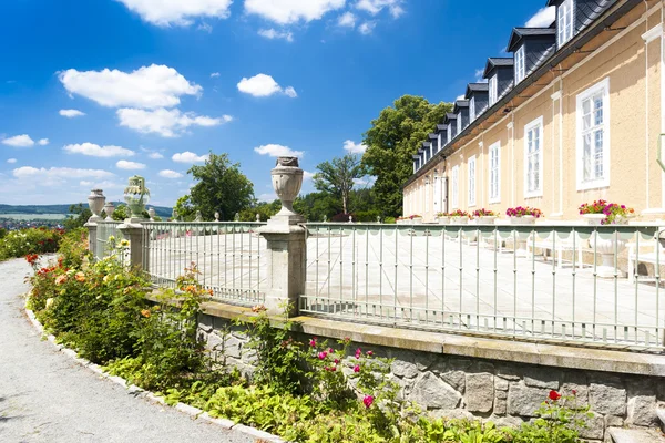 Kozel palác se zahradou, Česká republika — Stock fotografie