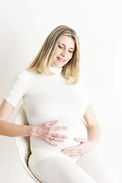 Beyaz elbise giyen hamile kadın — Stok fotoğraf