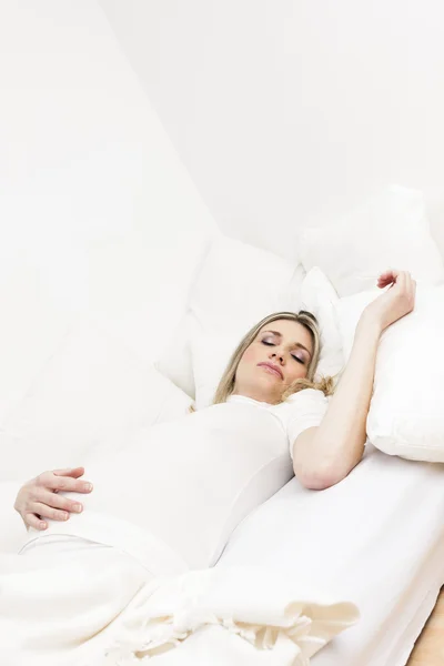 Donna incinta dormire a letto — Foto Stock