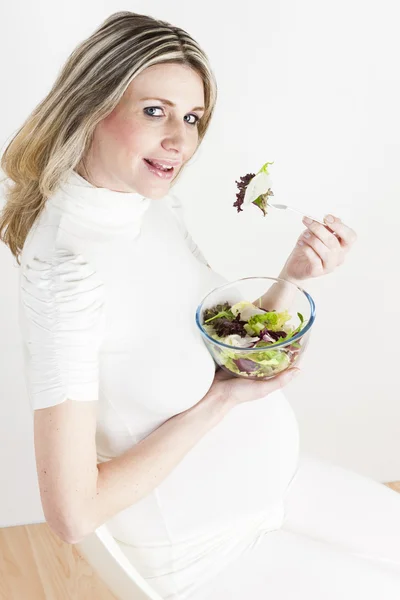 Pregnant woman eating vegetable salad — Stock Photo, Image