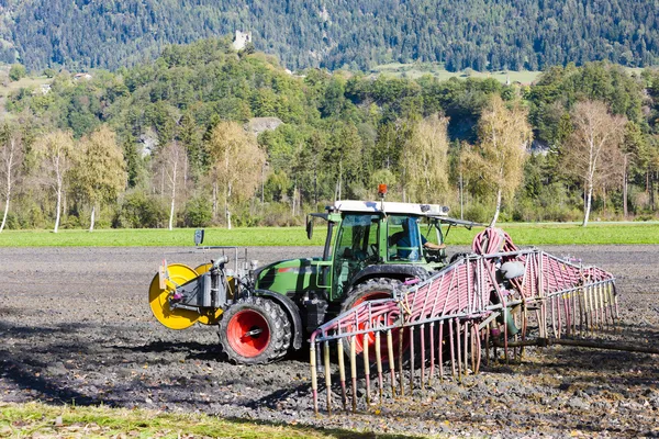 Traktor på fältet — Stockfoto