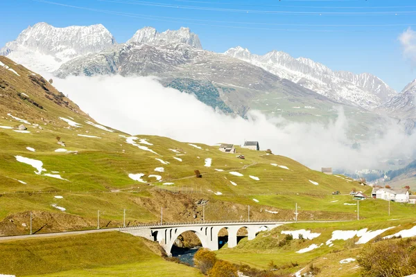 Alperna landskap nära andermatt — Stockfoto