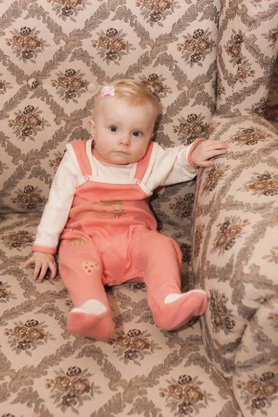 Toddler dziewczynka siedzi — Zdjęcie stockowe