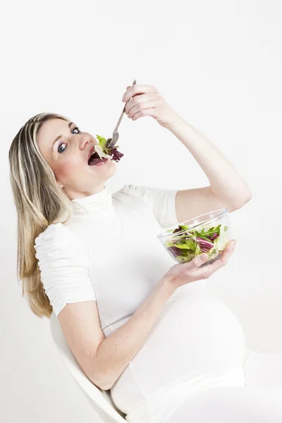Mujer embarazada comiendo ensalada — Foto de Stock