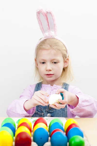 부활절 달걀으로 작은 소녀의 초상화 — 스톡 사진