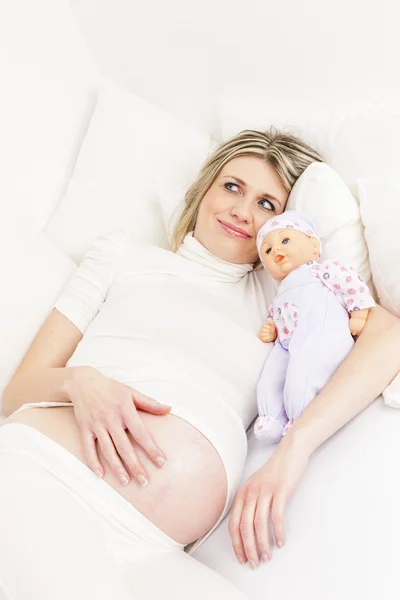 Mulher grávida descansando na cama — Fotografia de Stock