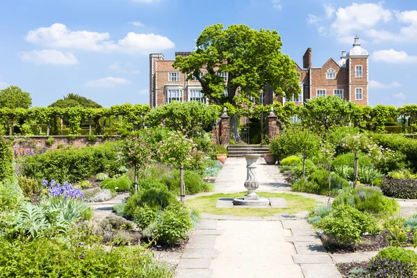 Hatfield House con giardino, Hertfordshire, Inghilterra — Foto Stock