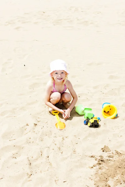 Kleines Mädchen spielt am Strand — Stockfoto