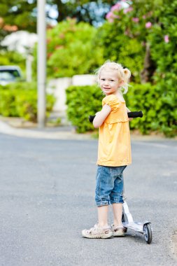 Scooterlı küçük kız.