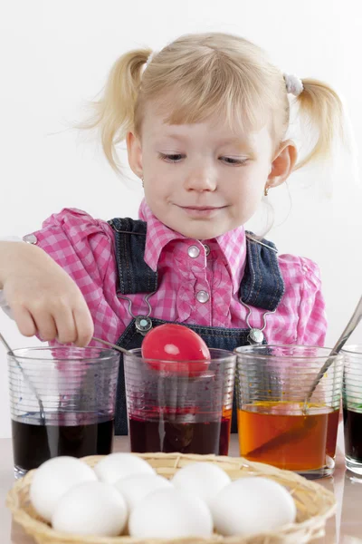 Fille pendant la coloration des oeufs de Pâques — Photo