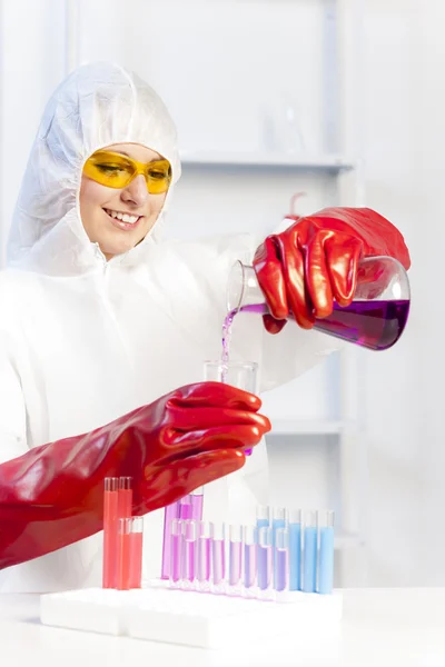 Mujer joven en laboratorio — Foto de Stock