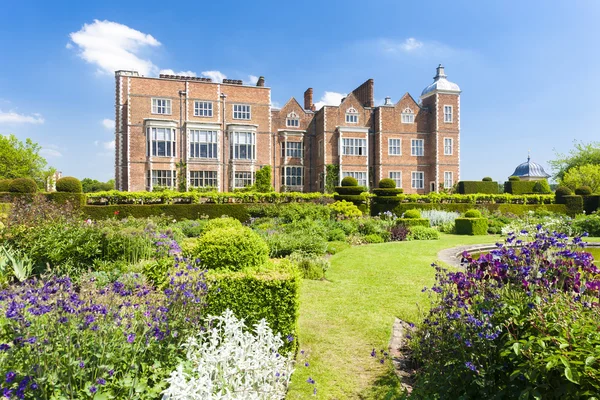 Hatfield House with garden — Stock Photo, Image