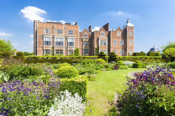 Hatfield House com jardim — Fotografia de Stock