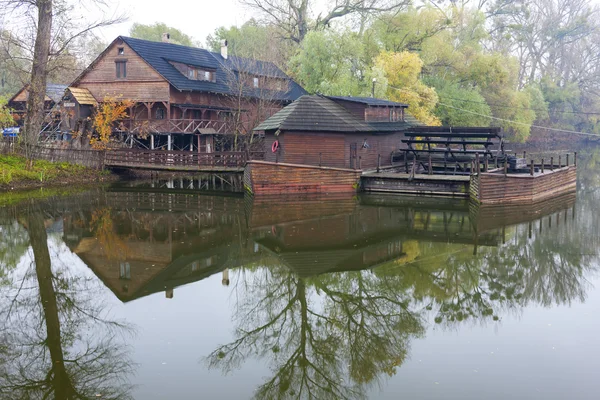 Wassermühle auf dem Boot — Stockfoto