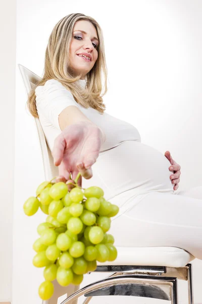 포도의 낱 단을 들고 임신한 여자 — 스톡 사진