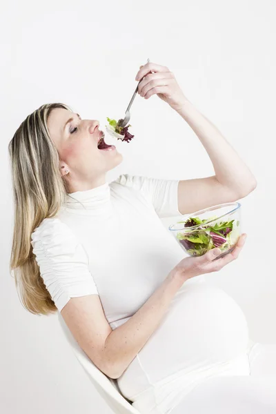 Mujer embarazada comiendo ensalada — Foto de Stock