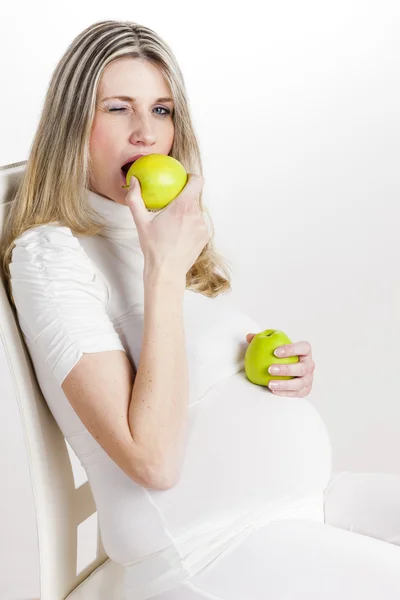 Gravid kvinna äta grönt äpple — Stockfoto