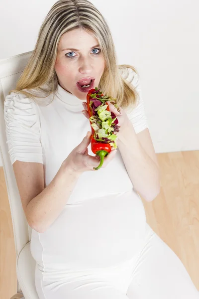 Gravid kvinna äter sallad — Stockfoto