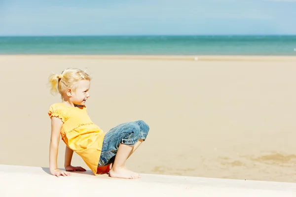 Dziewczynka na plaży — Zdjęcie stockowe