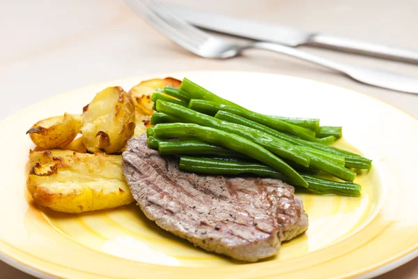 Biftek se zeleninou — Stock fotografie