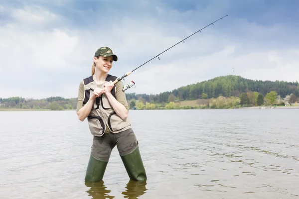 Donna pesca in primavera — Foto Stock