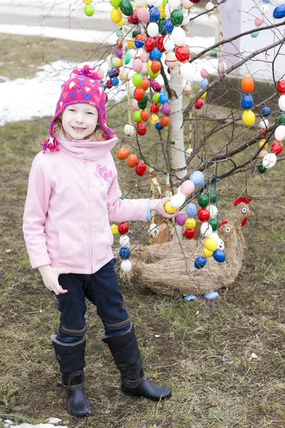 Klein meisje in de buurt van Pasen boom — Stockfoto