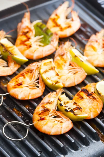 Brochetas de gambas con lima —  Fotos de Stock