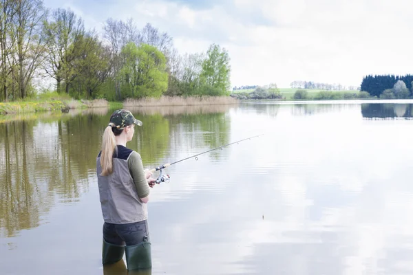 Donna pesca in stagno in primavera — Foto Stock