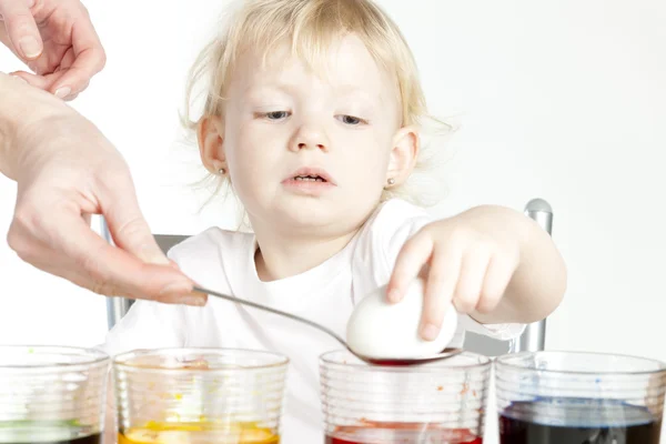 Little girl coloring easter eggs — Stock Photo, Image