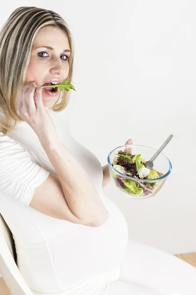 Mujer embarazada comiendo ensalada de verduras —  Fotos de Stock