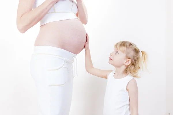 Niña con su madre embarazada — Foto de Stock