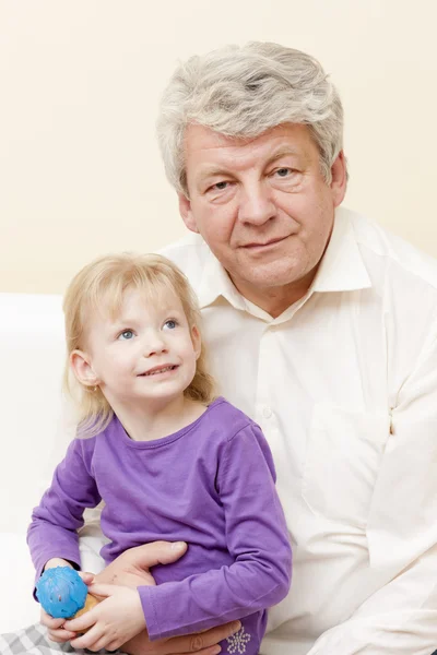 彼の孫娘と祖父の肖像画 — ストック写真