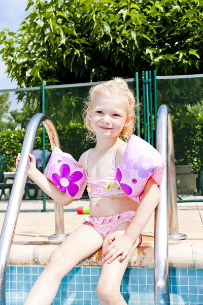 Little girl in swimming pool — Stock Photo, Image