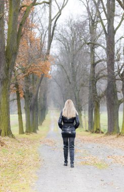 sonbahar sokak kadını